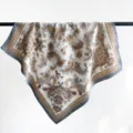 Detailansicht eines elegant hängenden Seidenquadrats mit Vintage-Paisley-Jacquard. - 70x70cm / Grau