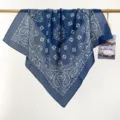 Gros plan d'un bandana rétro en coton à motif paisley bleu sur une tringle dorée. - Bleu Foncé Paisley