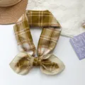 Retro-Halstuch aus Baumwolle mit olivgrünem Karomuster, als stilvolle Schleife gebunden - MBFJ40 Stil / Khaki Kariert