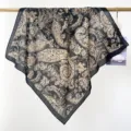 Gros plan d'un bandana en coton à motif Paisley suspendu à une tige en bois décorative. - Noir et Beige Paisley