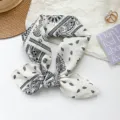 Pañuelo de algodón blanco con diseño paisley negro, anudado con estilo - 65*65cm / Blanco