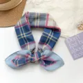 Pañuelo de algodón de cuadros azul y rosa atado en un lazo para el verano - Estilo MBFJ40 / Cuadros Azules y Rosas