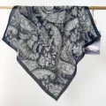 Détails d'un foulard carré en coton bleu marine avec un motif cachemire élégant - Bleu Marine Paisley