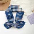 Pañuelo cuadrado de 100% algodón a cuadros azules y blancos con nudo de lazo. - Estilo MBFJ40 / Cuadros Azul Café