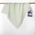 Detalle de un pañuelo cuadrado de algodón retro crema con lunares azules en una barra - Blanco Roto y Azul Lunares