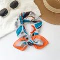 Elegante pañuelo de algodón ligero y transpirable con un diseño geométrico vivo - Estilo MBFJ47 / Patchwork Azul y Naranja
