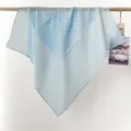 Detalle de cerca de un pañuelo cuadrado de algodón azul claro con lunares en una varilla - Azul Claro Lunares