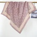 Vintage katoenen sjaaltje met bloemen- en ruitpatroon in elegant lila en beige. - RY-01