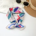 Pañuelo de algodón ligero con estampado abstracto de hojas para estilo veraniego - Estilo MBFJ47 / Estampado Abstracto Azul y Blanco