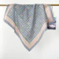 Detailopname van een blauwe katoenen sjaal met bloemen-, ruit- en stippenpatronen - RY-02