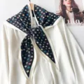 Elegante foulard in seta nera con stampa di cavalli colorati su camicia - 87*130CM / Nero