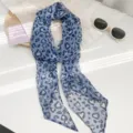 Detalle de alta calidad de una bufanda de seda estrecha con estampado de leopardo azul - Estilo Leopardo Corazón / Azul