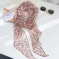 Primer plano de la bufanda larga de leopardo vintage con diseños de corazones rosas - Estilo Leopardo Corazón / Rosa