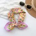 Primer plano de bufanda de algodón con patrón geométrico de colores y accesorios de verano - MBFJ01 / 65x65cm / Rosa