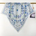 Gedetailleerde weergave van het blauwe bloemenpatroon op deze katoenen vierkante sjaal - RY-04