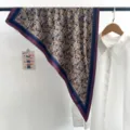 Écharpe élégante en soie avec motif cachemire et bordures bleu marine et bordeaux - Foulard Triangle (TBSJJ96) / 87x130cm / Color Block Paisley