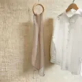 Braun-weiß karierter Chiffon-Schal, hängend neben einem weißen Hemd präsentiert - 150cm / Braun Hahnentritt
