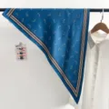 Foulard triangulaire en soie bleue vintage avec bordure rayée et motif fer à cheval - Foulard Triangle (TBSJJ77) / 87x130cm / Fer à Cheval Bleu Roi