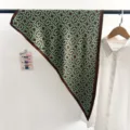 Foulard triangulaire en soie vintage avec motif de chaîne verte sur fond brun. - Foulard Triangle (TBSJJ68) / 87x130cm / Chaîne Verte Café