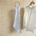 Leichter, eleganter Chiffonschal mit blau-orangen vertikalen Streifen im schmalen Design - 150cm / Blau Orange Streifen