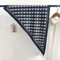 Foulard triangle en soie à carreaux bleu et blanc accessoire de cou pour femme sur cintre - Foulard Triangle (TBSJJ67) / 87x130cm / Vigne de Grille Bleue Et Blanche
