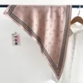 Foulard triangulaire rétro en soie rose avec rayures noir et blanc et motifs - Foulard Triangle (TBSJJ77) / 87x130cm / Verrouillage Rose