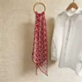 Eleganter roter Chiffonschal mit weißem geometrischem Muster als Sommer-Accessoire - 150cm / Burgunderfarbene geometrische Wellen