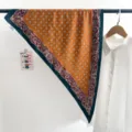 Foulard triangulaire vintage en soie avec un motif floral orange et une bordure turquoise - Foulard Triangle (TBSJJ75) / 87x130cm / Vigne Rouge Orangé