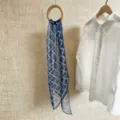 Eleganter dünner Sommer-Chiffon-Streifen-Seidenschal in Blau mit geometrischem Muster - 150cm / Marineblau Punktmuster