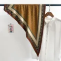Foulard en soie triangulaire à motif vintage assorti à une chemise blanche pour un look littéraire. - Foulard Triangle (TBSJJ94) / 87x130cm / Point Géométrique Café
