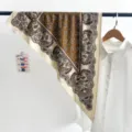 Foulard triangle vintage à motif cachemire marron et crème pour femme chic - Foulard Triangle Paisley Vintage (TBSJJ70) / 87x130cm / Café