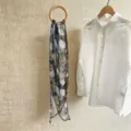 Eleganter leichter Schal aus Chiffon mit abstrakten Mustern auf Texturhintergrund - 150cm / Monet-Blütencluster