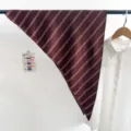 Élégant foulard triangle vintage à rayures bordeaux et blanc en satin de soie brillant - Foulard Triangle Rayé Vintage (TBSJJ72) / 87x130cm / Marron