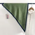 Foulard triangulaire en soie à motif paisley vert et bordure marine pour accessoire élégant - Foulard Triangle Paisley Vintage (TBSJJ71) / 87x130cm / Vert