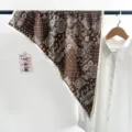 Élégant foulard en soie triangulaire à motif cachemire marron avec bordure blanche - Foulard Triangle Paisley Vintage (TBSJJ76) / 87x130cm / Café