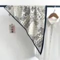 Foulard en soie triangulaire à motif cachemire vintage crème et bleu marine pour femmes - Foulard Triangle Paisley Vintage (TBSJJ05) / 87x130cm / Blanc