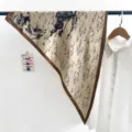 Foulard triangulaire élégant en soie imprimé équestre vintage beige champagne chic - Foulard Triangle Imprimé Carrosse Vintage (TBSJJ065) / 87x130cm / Café