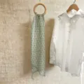 Eleganter mintgrüner Chiffon-Seidenschal mit rosa Punkten an einem Holzring aufgehängt - 150cm / Grün Gepunktet