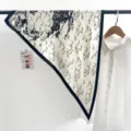 Foulard triangle en soie crème vintage avec dessin au trait noir et bordure noire - Style de Dessin au Trait Classique (TBSJJ065) / 87x130cm / Crème