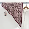 Foulard triangle en soie bordeaux vintage avec motif géométrique blanc - Style Anneaux Géométriques Entrelacés (TBSJJ68) / 87x130cm / Bordeaux