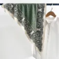 Foulard en soie triangulaire à imprimé paisley vert vintage pour un look d'été chic - Style Paisley Vintage (TBSJJ70) / 87x130cm / Vert Foncé
