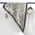 Élégant foulard en soie triangulaire à motif de chaîne et rayures rétro pour femme - Style Imprimé Chaîne Équestre (TBSJJ82) / 87x130cm / Blanc Crème