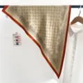 Élégant foulard en soie triangle à motif cachemire vintage avec bordure orange contrastée - Style Paisley avec Bordure Contrastée (TBSJJ71) / 87x130cm / Kaki