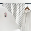 Élégant foulard en soie triangulaire rétro à rayures blanches et bleues accessoire de mode - Style Fines Rayures Bleues et Noires (TBSJJ72) / 87x130cm / Blanc