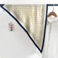 Foulard triangulaire en soie vintage avec bord bleu marine et imprimé cachemire d'été - Foulard Triangle (TBSJJ71) / 87x130cm / Paisley Bleu Blanc