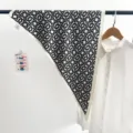 Foulard en soie triangulaire design coréen avec motif de chaîne noir et blanc - Foulard Triangle (TBSJJ68) / 87x130cm / Chaîne Géométrique Blanc