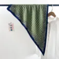 Foulard triangulaire élégant en soie verte à fleurs avec bordures bleu marine chic - Foulard Triangle (TBSJJ75) / 87x130cm / Marguerite Vert Vintage