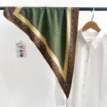 Foulard en soie à motif vintage vert et marron de forme triangulaire, accessoire - Foulard Triangle (TBSJJ94) / 87x130cm / Pois Verts