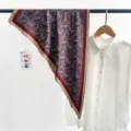 Foulard en soie vintage rouge et bleu à motif cachemire pour assortir à une chemise - Foulard Triangle (TBSJJ96) / 87x130cm / Paisley Rouge