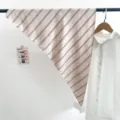 Foulard en soie triangulaire à rayures minimaliste beige et noir pour le style estival - Foulard Triangle (TBSJJ72) / 87x130cm / Rayé Rose